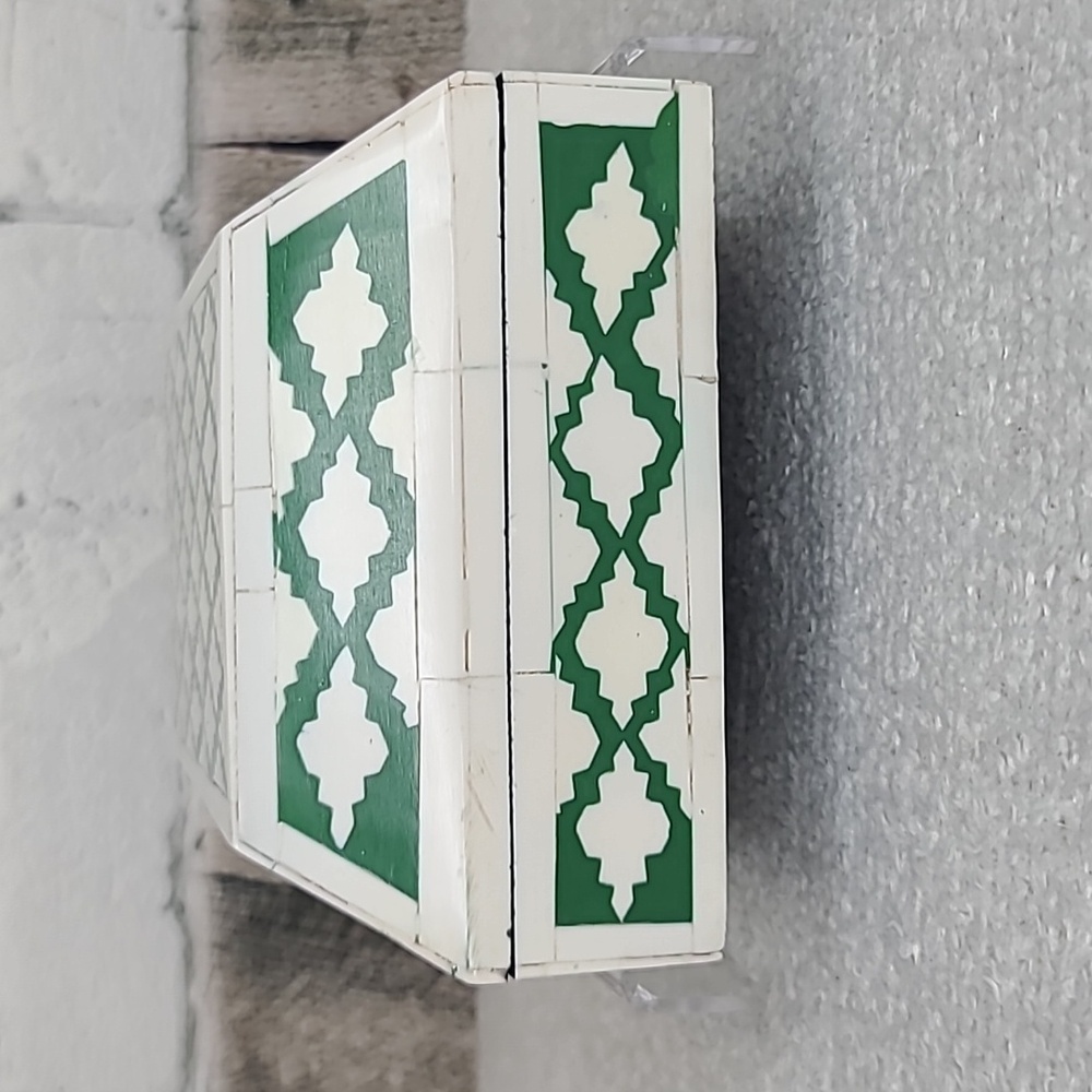 Vintage Handcrafted Bone Inlay Decorative/Jewelry Box in Cream/Green - Picture 7 of 17